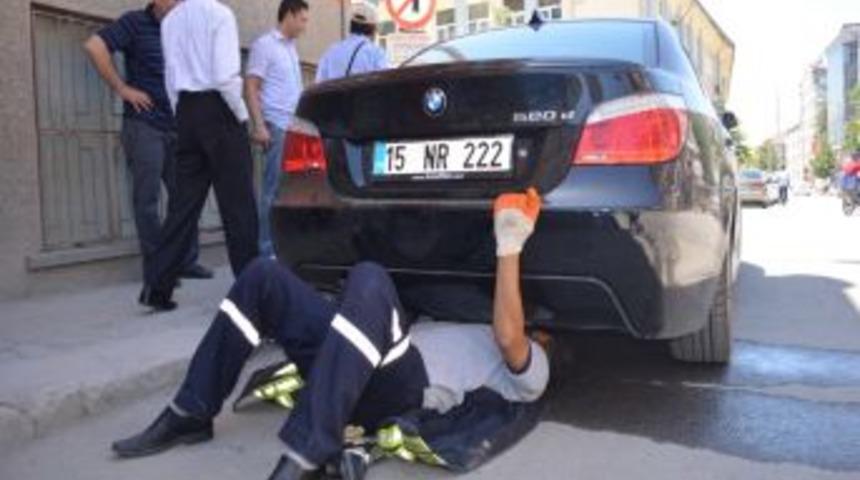 İtfaiye, Otomobile Sıkışan Kedi I&ccedil;in Ter D&ouml;kt&uuml;