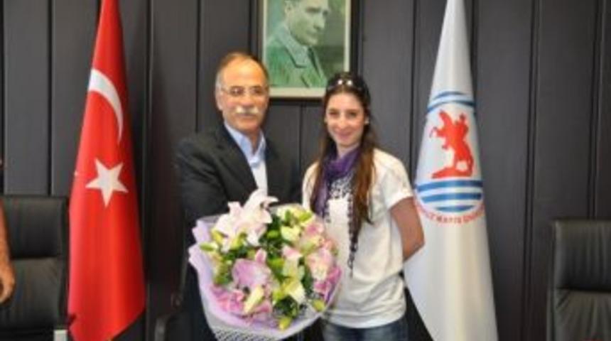 Miras Halk Dansları Topluluğu&rsquo;ndan Rekt&ouml;r Akan&rsquo;a Ziyaret