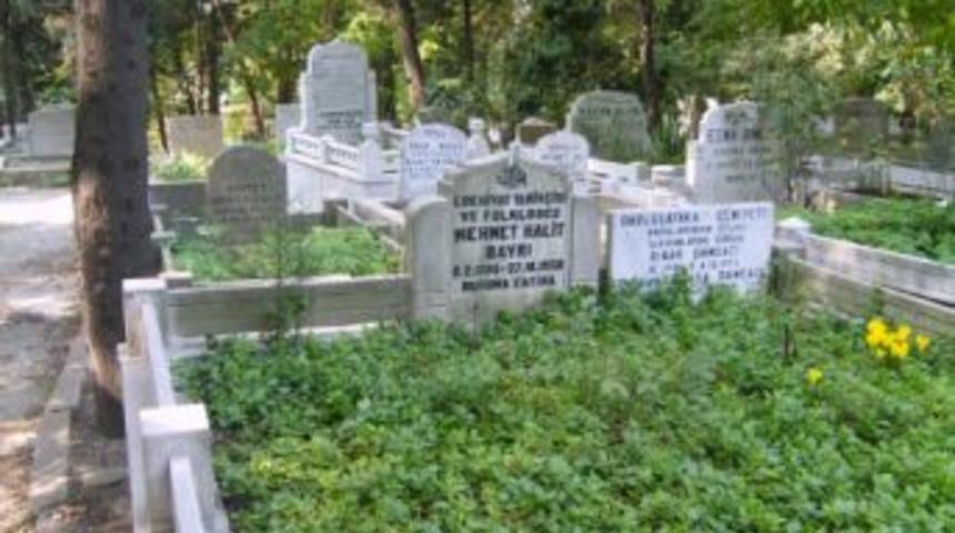 Kozlu'da Mezarlıklar Temizleniyor