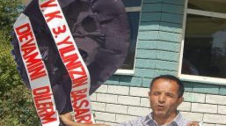 Oğlunun &Ouml;l&uuml;m Yıl D&ouml;n&uuml;m&uuml;nde Dsi &Ouml;n&uuml;ne Siyah &Ccedil;elenk Bıraktı