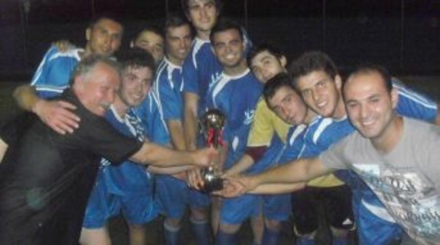 &Ouml;demiş&rsquo;te Halı Saha Turnuvasının Şampiyonu İzmir Seyahatspor Oldu.