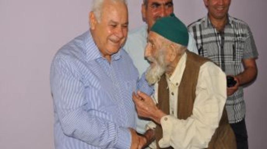 Vali &Ccedil;olak, 120 Yaşındaki Vatandaşı Evinde Ziyaret Etti