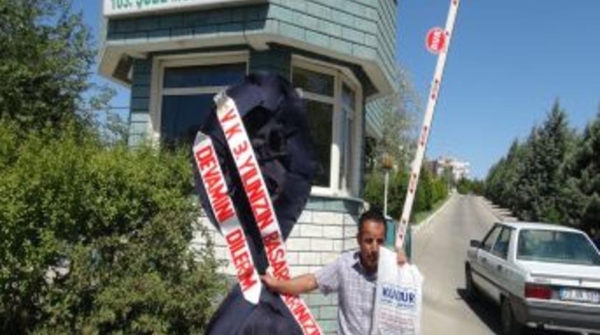 Oğlunun &Ouml;l&uuml;m Yıld&ouml;n&uuml;m&uuml;nde DSİ &Ouml;n&uuml;ne Siyah &Ccedil;elenk Bıraktı