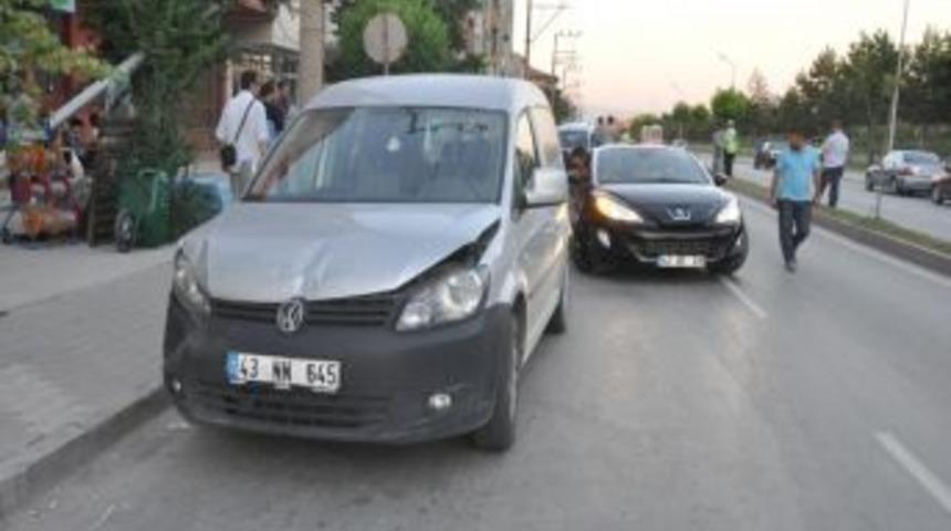 K&uuml;tahya'da D&ouml;rt Ara&ccedil; Birbirine Girdi: 2 Yaralı