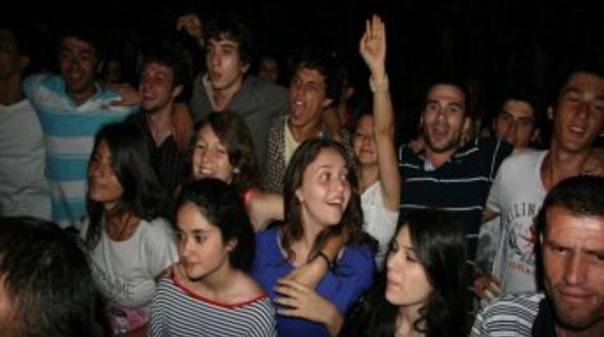 Grup 84 Ereğli&rsquo;de Gen&ccedil;leri Şarkılarıyla Coşturdu