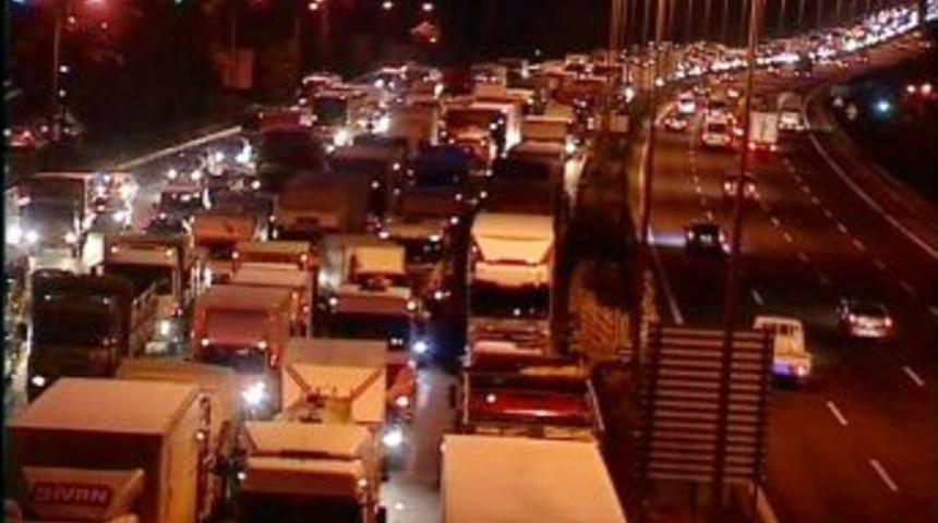 İstanbul'daki Trafik Yoğunluğu Gece De S&uuml;rd&uuml;