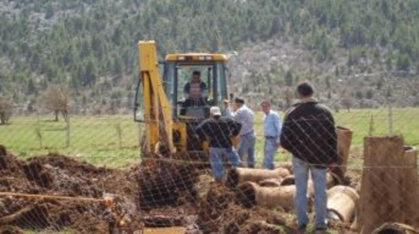 Cevizli Belediyesi Kanalizasyon Hatlarını Temizledi.