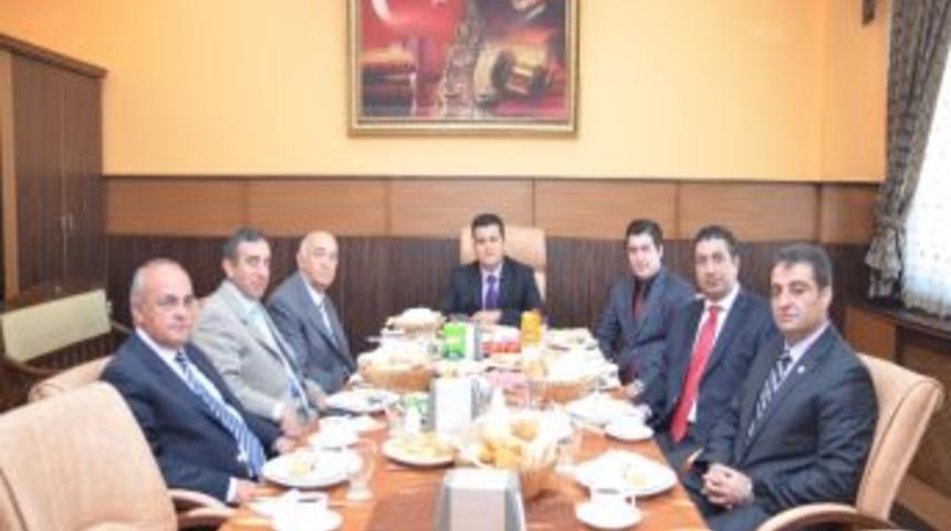 Adaletspor&rsquo;dan T&uuml;rk Kızılayı Başkanı Turgutcan&rsquo;a Plaket