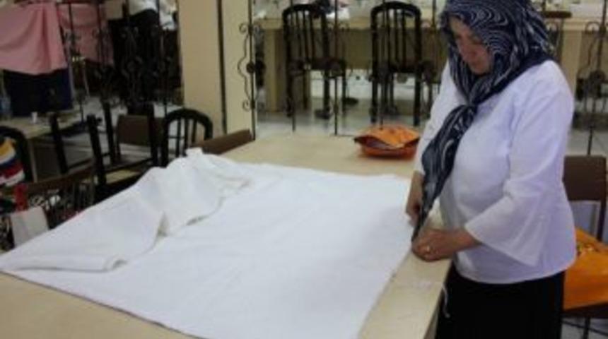 Hem Meslek &Ouml;ğreniyorlar Hem El Becerilerini Geliştiriyorlar