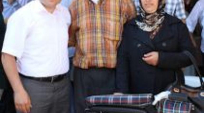 Engellilere tekerlekli sandalye yardımı