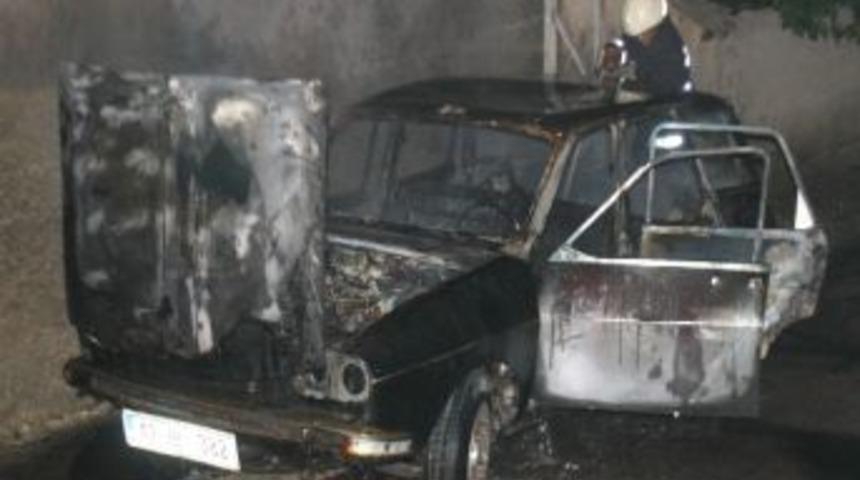 Konya'da Park Halindeki Otomobil Yandı