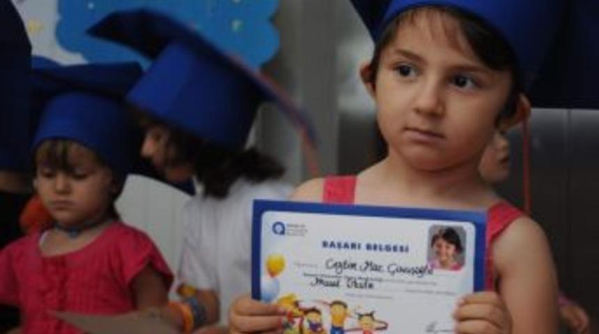 Miniklerin Mezuniyet Sevinci