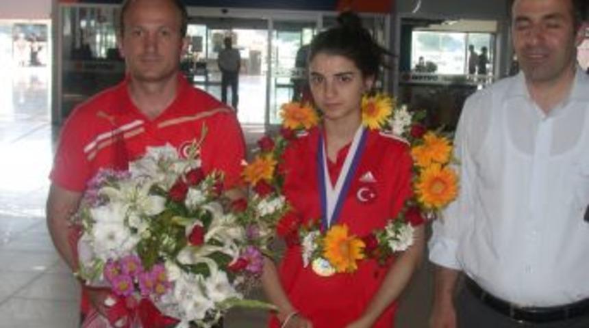 Avrupa Taekwondo Şampiyonu Yurda D&ouml;nd&uuml;