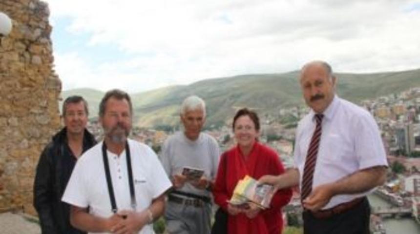 Belediye Başkanı Turistlere Bayburt Tanıtım Rehberi Hediye Etti