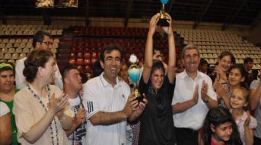 Engelli Öğrenci Masa Tenisi Maçında Vali Güzeloğlu’nu Mağlup Etti