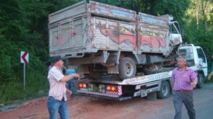 Freni Patlayan Kiremit Y&uuml;kl&uuml; Kamyonet Devrildi