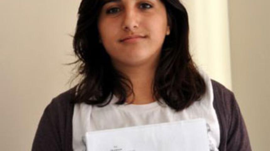 Rekt&ouml;re hakarete 10 ay hapis