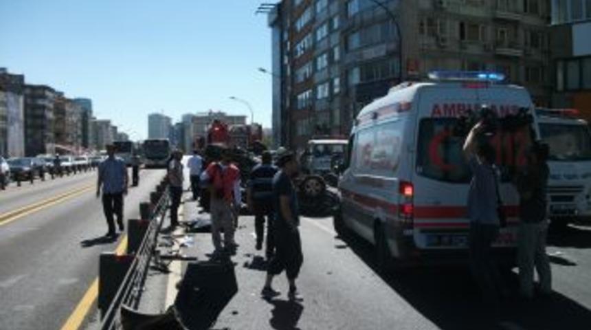 Metrob&uuml;s Yoldan &Ccedil;ıktı, Trafik Fel&ccedil; Oldu