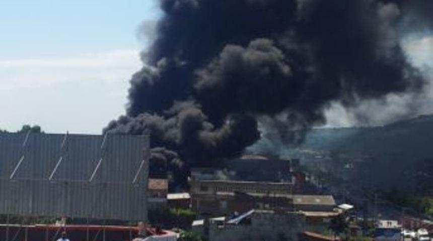 Boya Ve Yalıtım Malzemesi Deposunda &Ccedil;ıkan Yangın Korkuttu