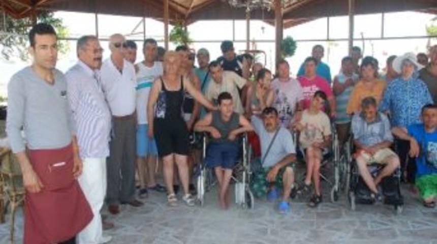 Ankara&rsquo;dan Didim&rsquo;e Tatile Gelen Engelliler Yemekte Ağırlandı