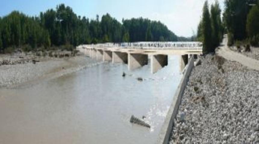 Sel B&ouml;lgesıne Modern K&ouml;pr&uuml;