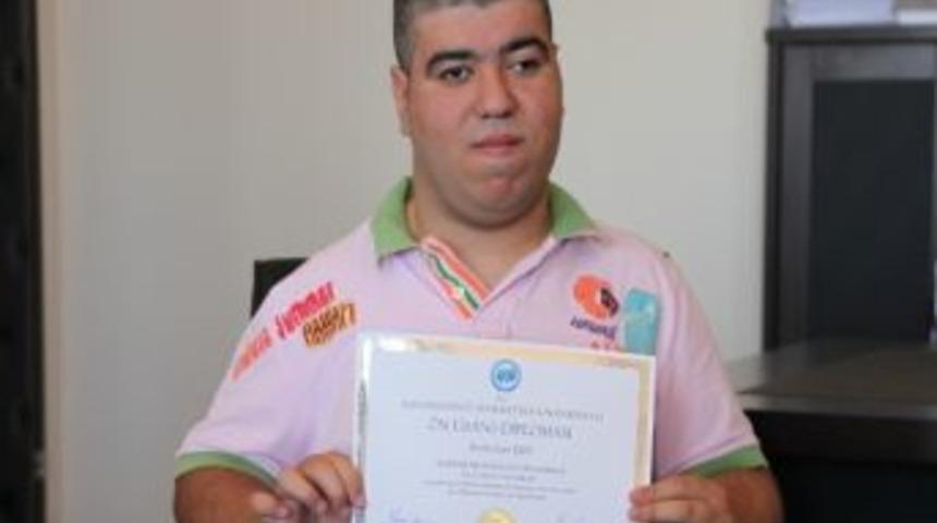 Engelli Km&uuml; &Ouml;ğrencisinin Azmi