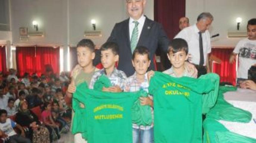 Belediye, Spor Okullarına Giden &Ouml;ğrencilere Spor Malzemesi Dağıttı