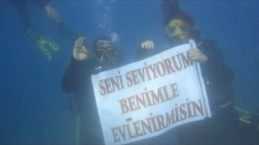 Saros K&ouml;rfezi&rsquo;nin Derin Sularında Evlenme Teklifi