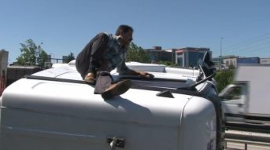 Kaza Yaptığı TIR'ın &Uuml;st&uuml;nde Ambulans Bekledi