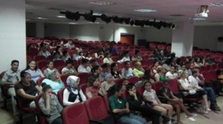 Engelliler 'iki Y&uuml;zl&uuml; Adam' Adlı Oyunu Manavgat'ta Sahneledi