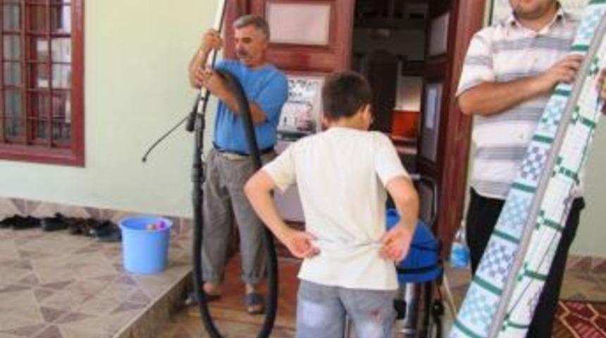 Edremit Camilerinde Ramazan Temizliği