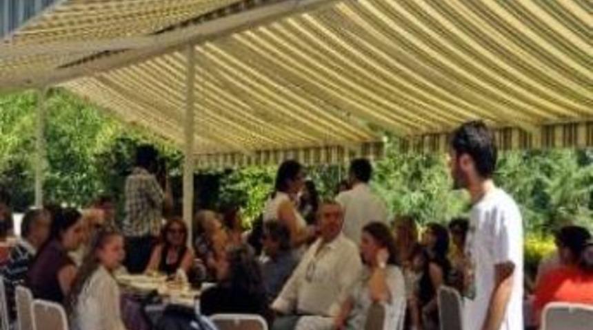 A&uuml; Turizm Fak&uuml;ltesi &Ouml;ğrencilerinin Mezuniyet Coşkusu