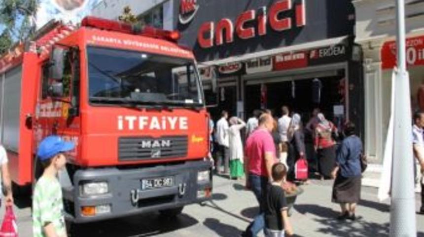 Adapazarı &Ccedil;ark Caddesinde Yangın Paniği