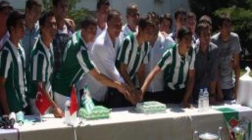 Bursaspor'un Alt Yapısında 5 Futbolcu Profesyonel Oldu