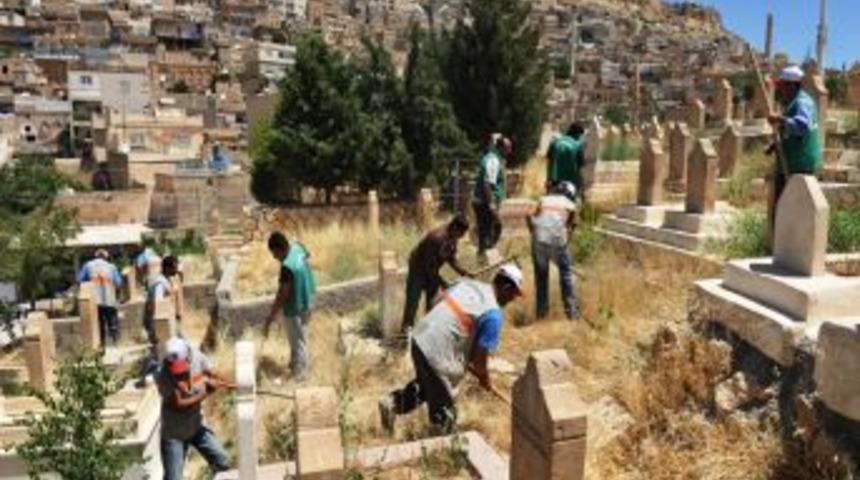Mardin'de Mezarlıklar Temizleniyor