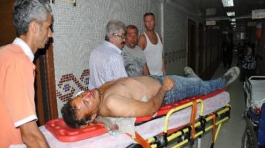 Ara&ccedil;ta Sıkışan S&uuml;r&uuml;c&uuml;y&uuml; İtfaiye Ekibi Kurtardı