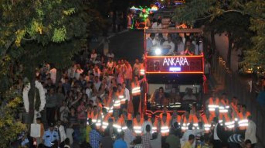 G&ouml;k&ccedil;ek, 32 Ara&ccedil;lık Dev Kortej Eşliğinde Başkentlilere 10 Bin Top Dağıttı