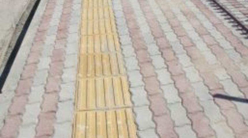 Sincan'da G&ouml;rme Engelliler I&ccedil;in &Ouml;zel Kabartmalı Takip Yolu