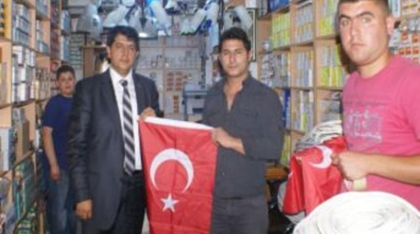 Mhp&rsquo;den Esnafa T&uuml;rk Bayrağı &Ccedil;ağrısı