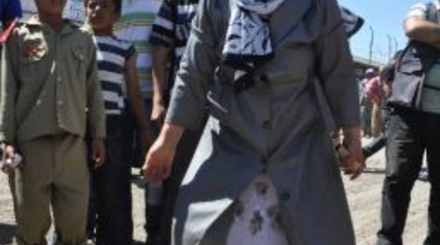 Şanlıurfa Cezaevi'ndeki Yakınlarının Sevk Olduğunu Duyan Kadınlar Baygınlık Ge&ccedil;irdi