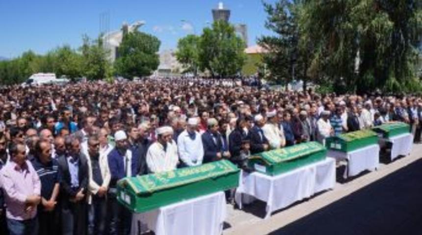 Trafik Kazasında Hayatını Kaybeden 4 Fidan G&ouml;zyaşlarıyla Toprağa Verildi