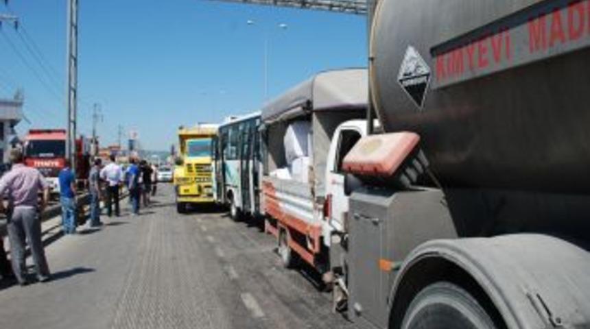 6 Aracın Karıştığı Zincirleme Kazada 3 Kişi Yaralandı