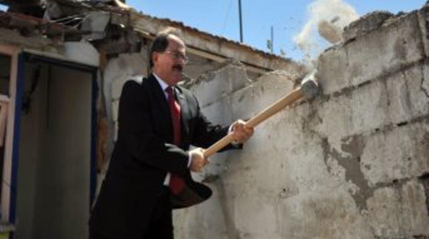 G&uuml;lseren Anayurt'ta Kentsel D&ouml;n&uuml;ş&uuml;m, Muhtarın Evini Yıkmasıyla Başladı