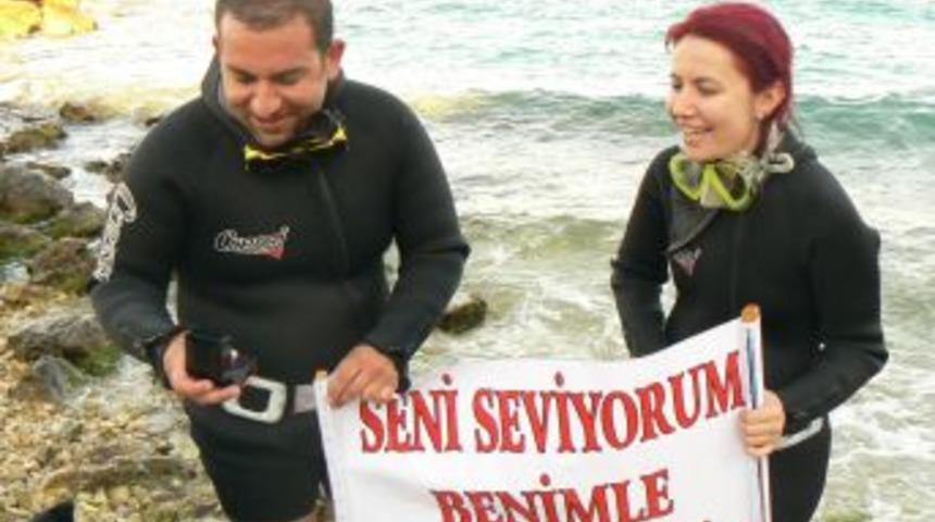 Denizaltında Evlenme Teklif Etti