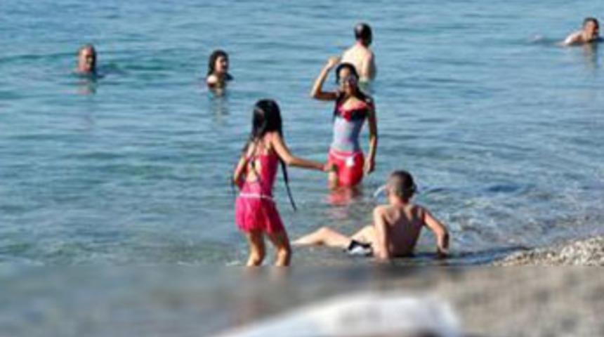 Cesede aldırış etmeden oyun oynadılar