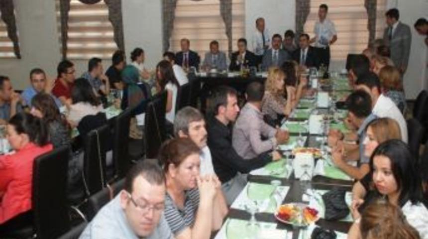 &Ouml;ğretmenler Korosuna Vali Turhan&rsquo;dan &Ouml;d&uuml;l