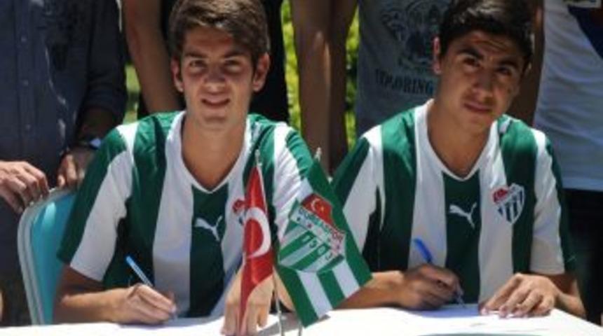 Bursaspor, Alt Yapıdan 5 Oyuncuyu Profesyonel Yaptı
