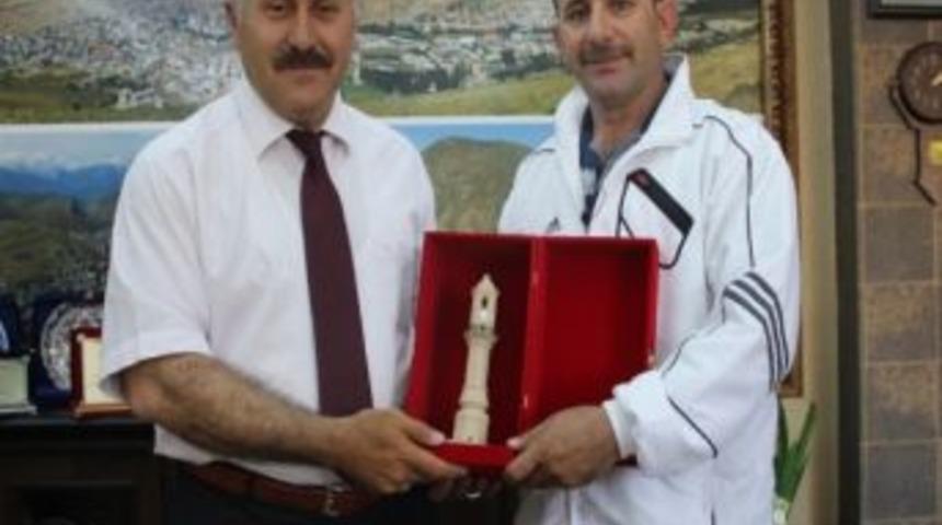 Belediye Başkanı Polat Milli Karateci G&uuml;rb&uuml;z&rsquo;&uuml; Kabul Etti