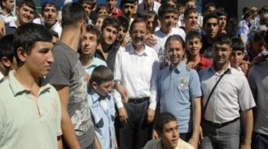 Başkan &Ouml;zhaseki, Kravatını Diyarbakırlı &Ouml;ğrenciye Hediye Etti