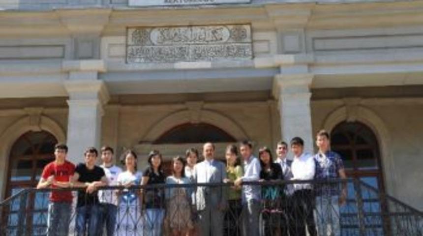 Kazak &Ouml;ğrenciler Gitti, Kırgız &Ouml;ğrenciler Geldi